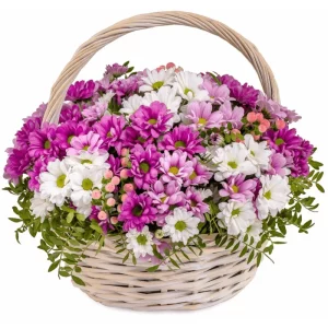 Цветы в корзине с хризантемами